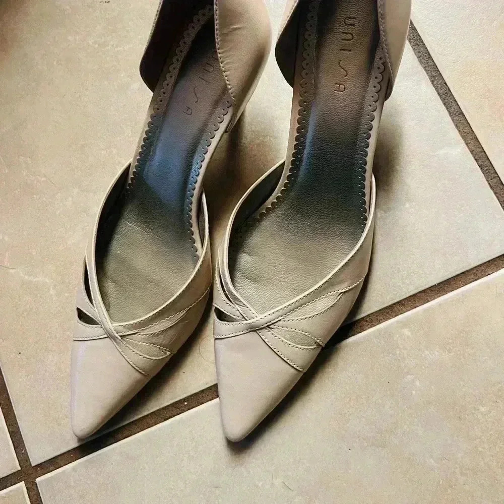 UNISA WOMENS SHOES GENUINE LEATHER MADE IN BRASIL LIGHT COLOR LIKE NEW S…